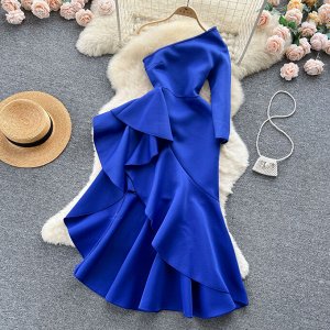 Женское платье с одним рукавом и оборками, цвет синий