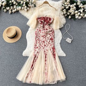 Женское платье с пайетками, цвет бежевый/красный