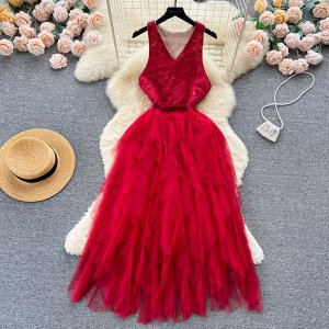 Женское платье с кружевными вставками, цвет красный