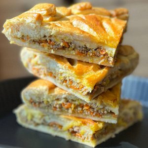 Пирог с тушеной свининой 1 кг.🥩
