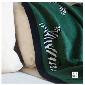 Плед Зебра Шикарный зеленый цвет пледа, чёрная окантовка и рисунок зебр- ну очень стильно.
Размер: 130*180см
Материал: акрил, прочный и мягкий
Цвет: зеленый