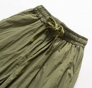Брюки-карго широкие с карманами из жатой ткани , пояс на резинке, зеленый