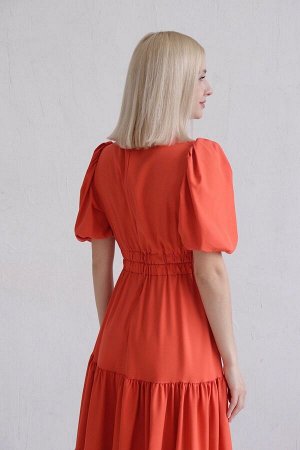 Платье с глубоким вырезом кораллово-красное