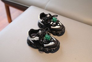 Кроссовки для девочек на шнурках, черные с белыми вставками и зеленым декором