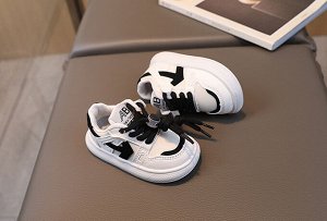 Кроссовки детские с затягивающейся шнуровкой, белые с черными вставками