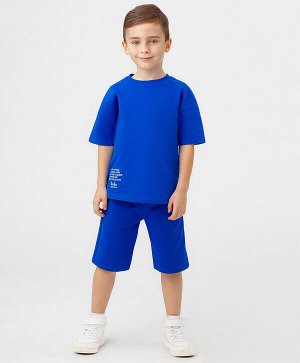 Шорты Синие базовые шорты для мальчика сшиты из качественного трикотажа и оснащены эластичным поясом на резинке. Модель из футера имеет гладкую лицевую сторону и петельчатую изнанку без начеса. Мягкая
