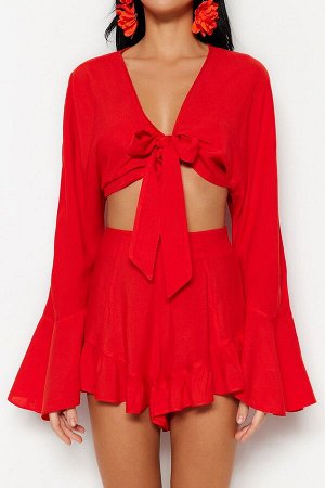 Красная тканая блузка с рюшами и шортами