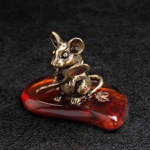 Сувенир "Мышка с ложкой загребушкой", латунь, янтарь