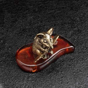 Сувенир "Мышка с ложкой загребушкой", латунь, янтарь