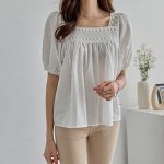 Женская блузка свободного кроя с ажурной вставкой и короткими рукавами, цвет белый