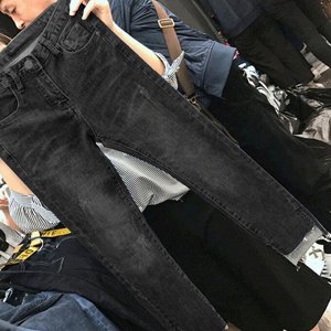 Женские джинсы с карманами, цвет чёрный