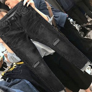 Женские джинсы с карманами и потёртостями, цвет чёрный