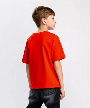 Футболка Свободная красная футболка с контрастным принтом для мальчика. Хлопковая ткань с небольшим добавлением эластана приятна на ощупь, обладает оптимальной растяжимостью и обеспечивает оптимальный