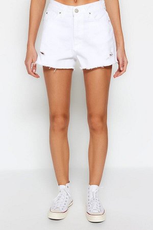 Белые джинсовые шорты с рваными деталями