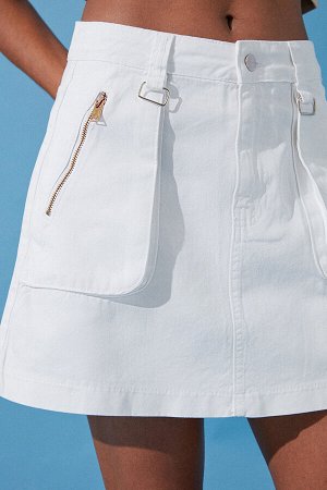 Мини-джинсовая юбка с белой застежкой-молнией