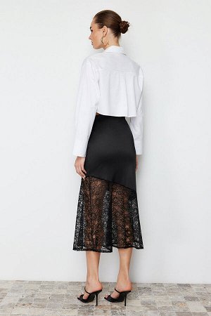 Атласная юбка с черными кружевными деталями