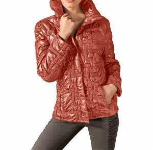 1r Куртка, терракотовая Mandarin Мода для холодного времени года. Спортивная куртка с легким блеском. Слегка присборенная, в стиле под клетку. Обрамляющий фигуру силуэт с большим воротником-стойкой, п