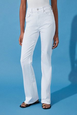 Белые расклешенные джинсы с завышенной талией