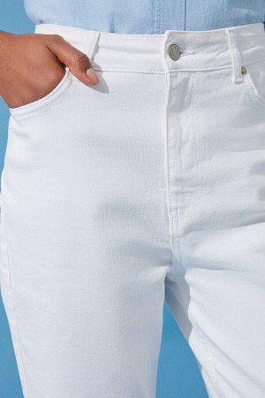 Белые более устойчивые джинсы для мам с завышенной талией