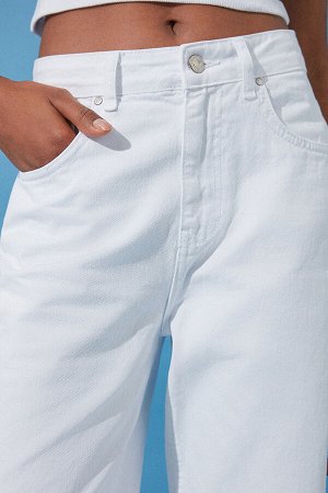 Белые джинсы с широкими штанинами и завышенной талией