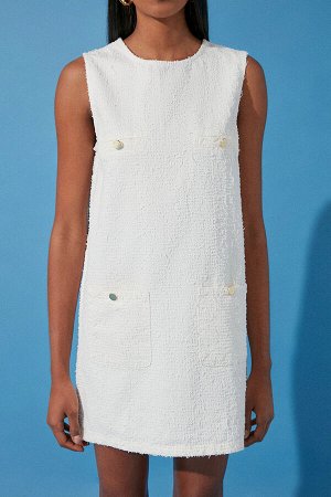 Джинсовое мини-платье с белыми карманами