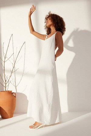 Белое платье макси из 100% льна со спинкой и деталями