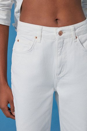 Белые рваные джинсы с высокой талией и широкими штанинами