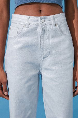 Белые блестящие джинсы с высокой талией и широкими штанинами с металлическим принтом