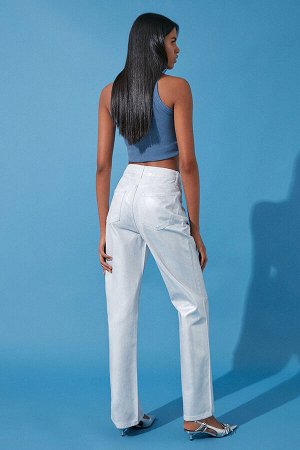 Белые блестящие джинсы с высокой талией и широкими штанинами с металлическим принтом