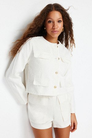 Джинсовая куртка с белыми пуговицами