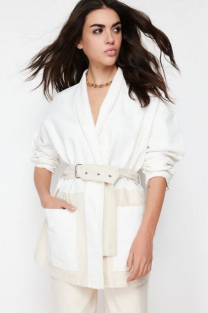 Джинсовая куртка большого размера белого цвета с блочным поясом