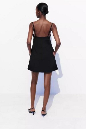 Женское короткое черное платье на тонких бретелях