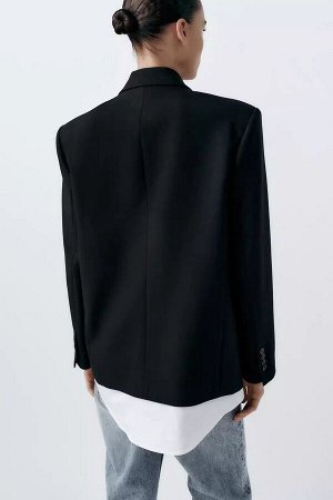 Женский черный пиджак на пуговицах