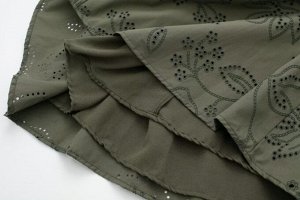 Платье короткое с v-образным вырезом, и перфорированным орнаментом, с поясом, зеленый
