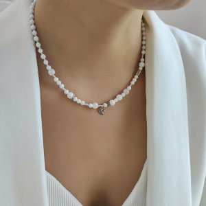 Чокер с белым агатом и сахарным кварцем в белом металле
