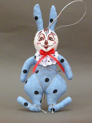 Кролик Кролик 
Высота - 19 см 
Материал - бисквитный фарфор, текстиль, акриловые краски, цветовые и тканевые решения разные 
Категория - Куклы на ёлку