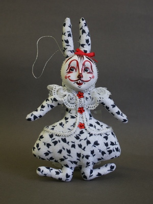 Кролик Кролик 
Высота - 19 см 
Материал - бисквитный фарфор, текстиль, акриловые краски, цветовые и тканевые решения разные 
Категория - Куклы на ёлку