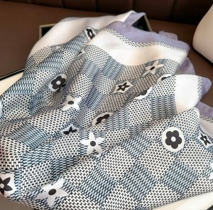 Платок Платок женский/платок шейный из искусственного шелка (100% полиэстер).  Гладкий, мягкий, струящийся. Аксессуар хорошо смотрится с рубашкой, однотонной футболкой или блузой, с любой строгой одеж