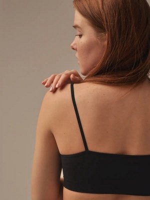 Женский бесшовный базовый топ с поддержкой груди на тонких бретелях из мягкой эластичной микрофибры
