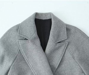 Длинное стильное пальто с лацканами на запах с поясом, серый