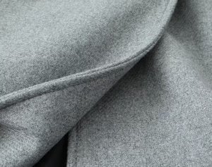 Длинное стильное пальто с лацканами на запах с поясом, серый