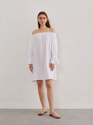 Платье с открытыми плечами в белом цвете сиреневый
