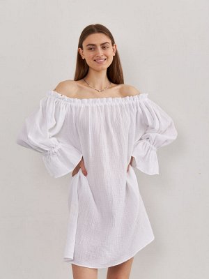 Платье с открытыми плечами в белом цвете сиреневый