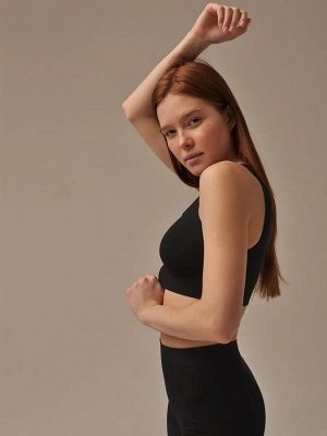 Женский бесшовный моделирующий топ на широких бретелях и с закрытой спиной из мягкой эластичной микрофибры