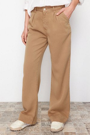 Светло-коричневые широкие джинсы со складками и высокой талией