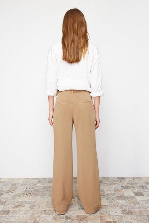 Светло-коричневые широкие джинсы со складками и высокой талией