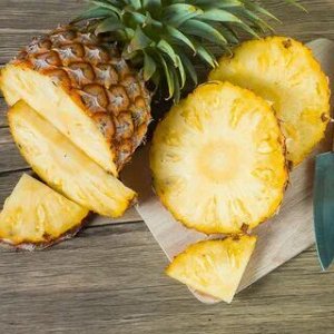 Ананас Ананас обладает следующими полезными свойствами:
Низкокалорийный продукт (в 100 граммах ананаса содержится 52 ккал).
Содержит ценные витамины (практически вся группа витаминов группы В и витами
