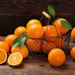 Апельсины Апельсины богаты витамином C, флавоноидами, каротиноидами, источниками пектина и содержат минералы, такие как калий, магний и фосфор. Польза апельсинов включает укрепление иммунной системы, 