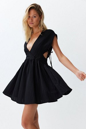 Черное мини-пляжное платье из льняной смеси с вырезами и окнами