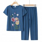 Костюм женский летний – свободная удлиненная футболка и укороченные брюки, синий с цветочным принтом